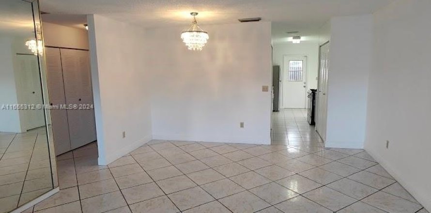 Townhouse in Miami Gardens, Florida 3 bedrooms, 104.05 sq.m. № 1353831