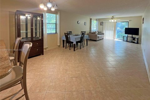 Condo in Tamarac, Florida, 2 bedrooms  № 1239442 - photo 12