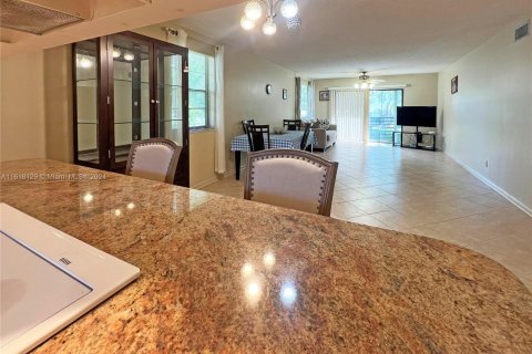 Condo in Tamarac, Florida, 2 bedrooms  № 1239442 - photo 9