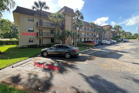 Condo in Tamarac, Florida, 2 bedrooms  № 1239442 - photo 1