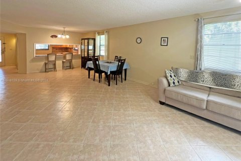 Condo in Tamarac, Florida, 2 bedrooms  № 1239442 - photo 13