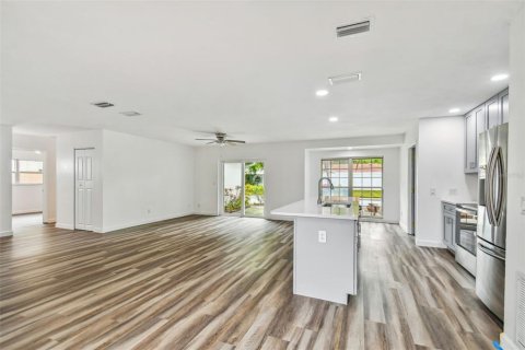 Casa en venta en Tampa, Florida, 4 dormitorios, 198.53 m2 № 1087752 - foto 6