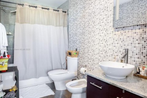 Condo in Aventura, Florida, 1 bedroom  № 858169 - photo 12