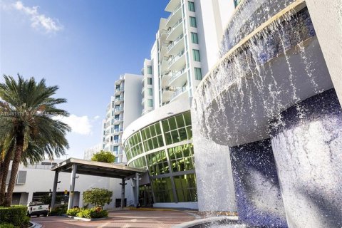 Condo in Aventura, Florida, 1 bedroom  № 858169 - photo 1