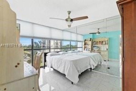 Condo in Hallandale Beach, Florida, 2 bedrooms  № 944851 - photo 19