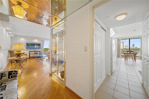 Condo in Aventura, Florida, 2 bedrooms  № 1222012 - photo 24