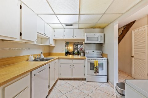 Townhouse in Lauderhill, Florida 2 bedrooms, 130.99 sq.m. № 942473 - photo 9