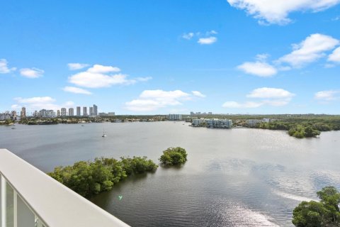 Condominio en venta en North Miami Beach, Florida, 2 dormitorios, 167.32 m2 № 862040 - foto 1