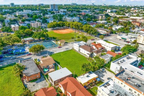 Propiedad comercial en venta en Miami, Florida № 1347669 - foto 10