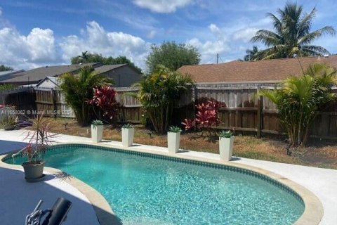 House in Jupiter, Florida 3 bedrooms, 115.38 sq.m. № 1370758 - photo 2