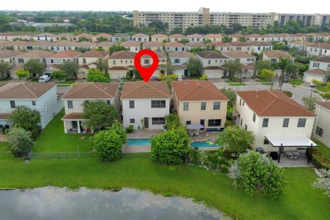 House in Miami, Florida 4 bedrooms, 206.52 sq.m. № 1370759 - photo 15