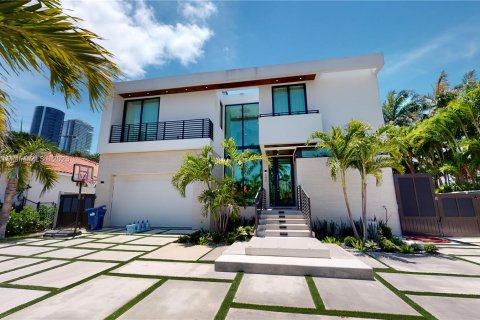 Casa en venta en Sunny Isles Beach, Florida, 5 dormitorios, 367.61 m2 № 853906 - foto 1