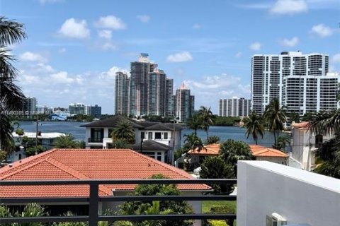 House in Sunny Isles Beach, Florida 5 bedrooms, 367.61 sq.m. № 853906 - photo 19