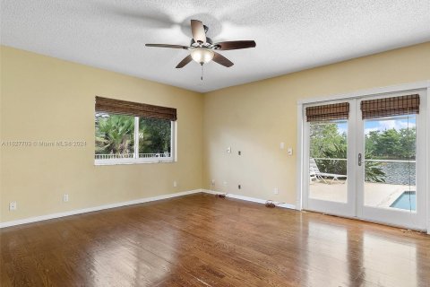 House in Pembroke Pines, Florida 5 bedrooms, 312.15 sq.m. № 1290791 - photo 20