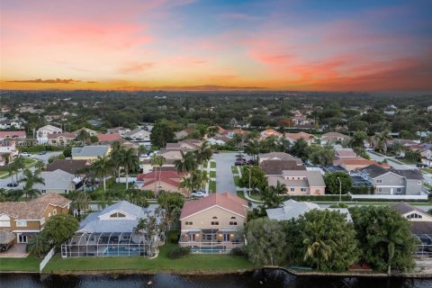 House in Pembroke Pines, Florida 5 bedrooms, 312.15 sq.m. № 1290791 - photo 9