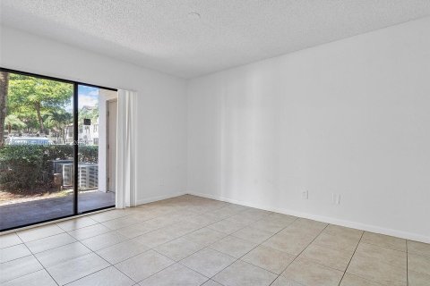 Condo in Hollywood, Florida, 1 bedroom  № 1239232 - photo 11