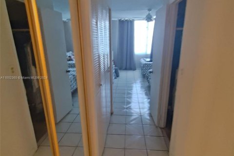 Condo in Aventura, Florida, 1 bedroom  № 1220886 - photo 9