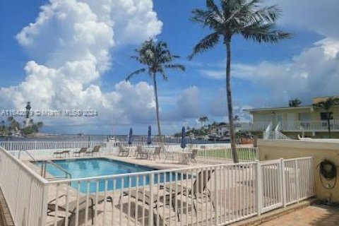 Condo in Pompano Beach, Florida, 1 bedroom  № 1348451 - photo 1