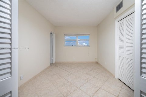 Condo in Hollywood, Florida, 2 bedrooms  № 1348494 - photo 12