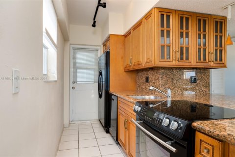 Condo in Hollywood, Florida, 2 bedrooms  № 1348494 - photo 6