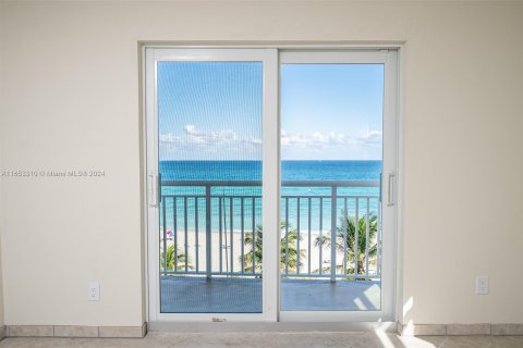 Condo in Hollywood, Florida, 2 bedrooms  № 1348494 - photo 1