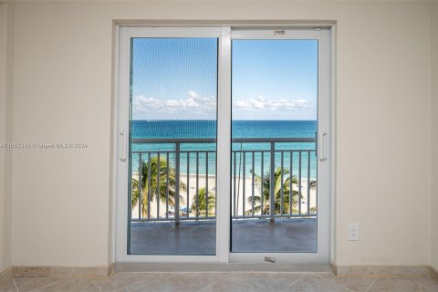 Condo in Hollywood, Florida, 2 bedrooms  № 1348494 - photo 9