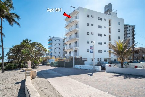 Condo in Hollywood, Florida, 2 bedrooms  № 1348494 - photo 18