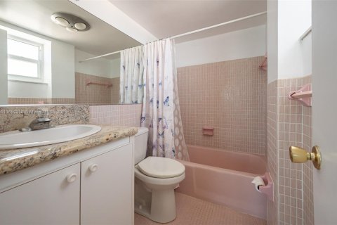 Condo in Hollywood, Florida, 2 bedrooms  № 1348494 - photo 11