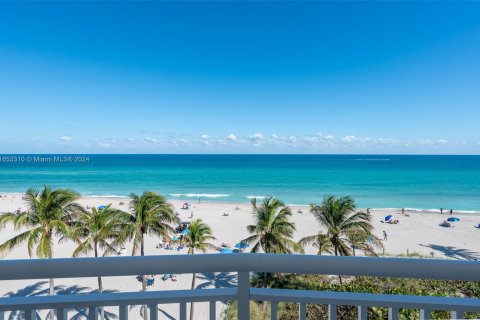 Condominio en alquiler en Hollywood, Florida, 2 dormitorios, 78.97 m2 № 1348494 - foto 15