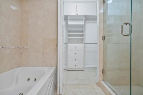 Condo in Miami Beach, Florida, 2 bedrooms  № 1185988 - photo 9