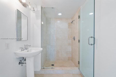 Condo in Miami Beach, Florida, 2 bedrooms  № 1185988 - photo 11