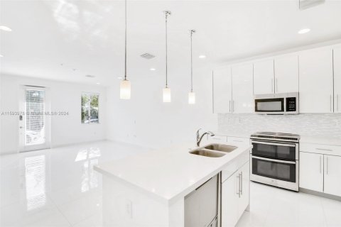 Touwnhouse à vendre à Miami, Floride: 4 chambres, 139.35 m2 № 1186032 - photo 4