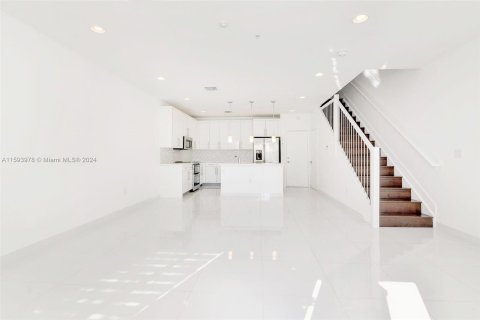 Townhouse in Miami, Florida 4 bedrooms, 139.35 sq.m. № 1186032 - photo 2