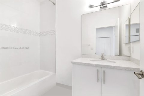 Townhouse in Miami, Florida 4 bedrooms, 139.35 sq.m. № 1186032 - photo 9