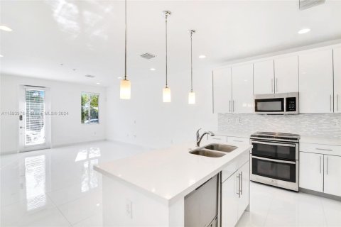 Adosado en venta en Miami, Florida, 4 dormitorios, 139.35 m2 № 1186032 - foto 1