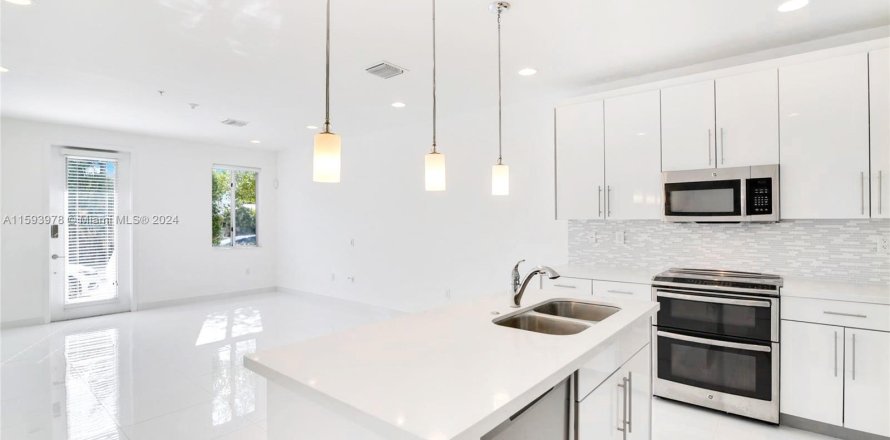 Townhouse in Miami, Florida 4 bedrooms, 139.35 sq.m. № 1186032