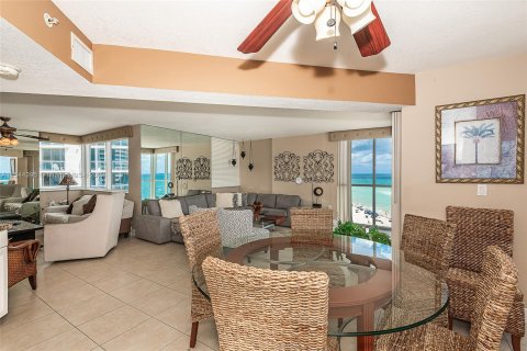 Condominio en venta en Sunny Isles Beach, Florida, 2 dormitorios, 135.64 m2 № 1162438 - foto 18