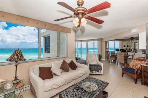 Condominio en venta en Sunny Isles Beach, Florida, 2 dormitorios, 135.64 m2 № 1162438 - foto 19
