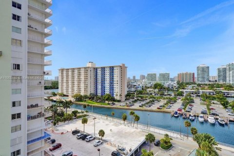 Condo in Sunny Isles Beach, Florida, 3 bedrooms  № 1099669 - photo 12