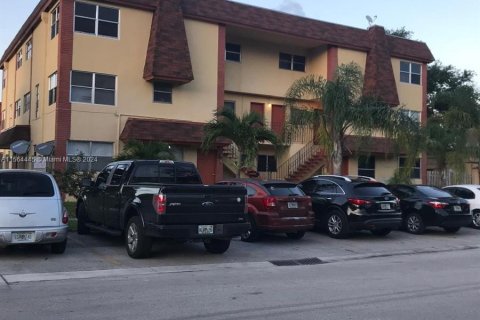 Снять в аренду квартиру в Норт-Майами-Бич, Флорида 3 спальни, 828.69м2, № 1099670 - фото 1