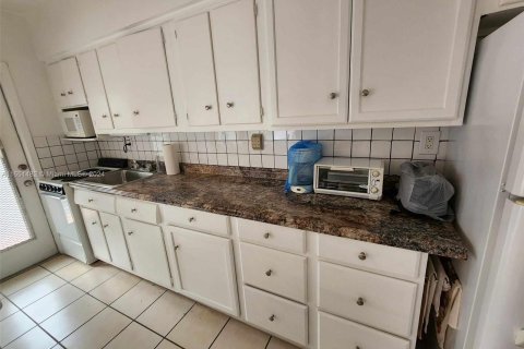 Condo in Miami, Florida, 1 bedroom  № 1333634 - photo 7