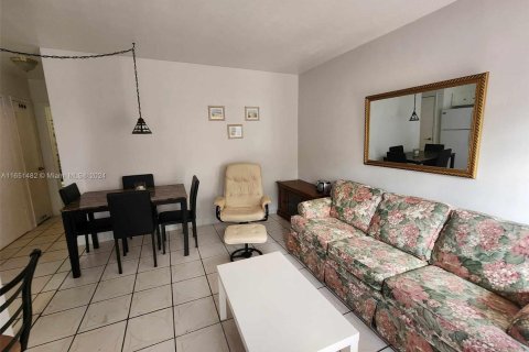 Condo in Miami, Florida, 1 bedroom  № 1333634 - photo 9