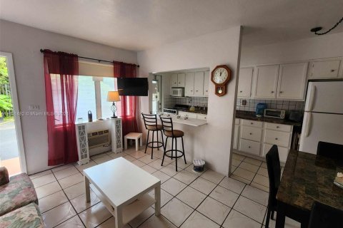 Condo in Miami, Florida, 1 bedroom  № 1333634 - photo 6