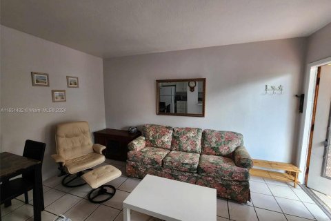 Condo in Miami, Florida, 1 bedroom  № 1333634 - photo 5