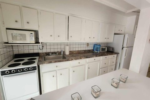 Condo in Miami, Florida, 1 bedroom  № 1333634 - photo 2