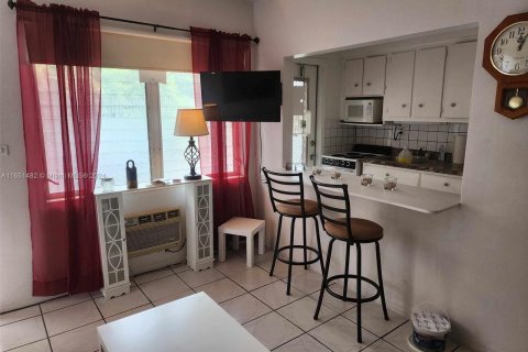 Condo in Miami, Florida, 1 bedroom  № 1333634 - photo 10