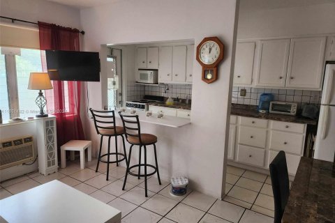 Condo in Miami, Florida, 1 bedroom  № 1333634 - photo 1