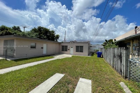 House in Miami, Florida 3 bedrooms, 109.81 sq.m. № 1428285 - photo 1