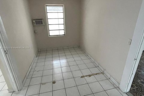 House in Miami, Florida 3 bedrooms, 109.81 sq.m. № 1428285 - photo 12