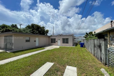 House in Miami, Florida 3 bedrooms, 109.81 sq.m. № 1428285 - photo 20